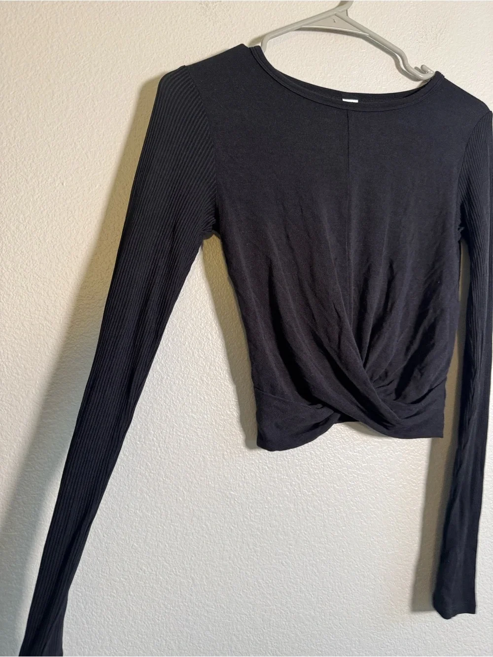 ALO Yoga Cover Long Sleeve in Black - S